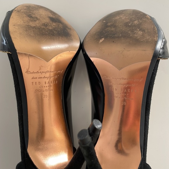 ⭐️HP⭐️ Ted Baker Black/Gold Suede and Patent Leather Heels - 39 (8.5) - Picture 7 of 12
